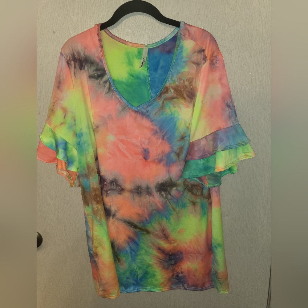 Boutique tie-dye fluttersleeve top